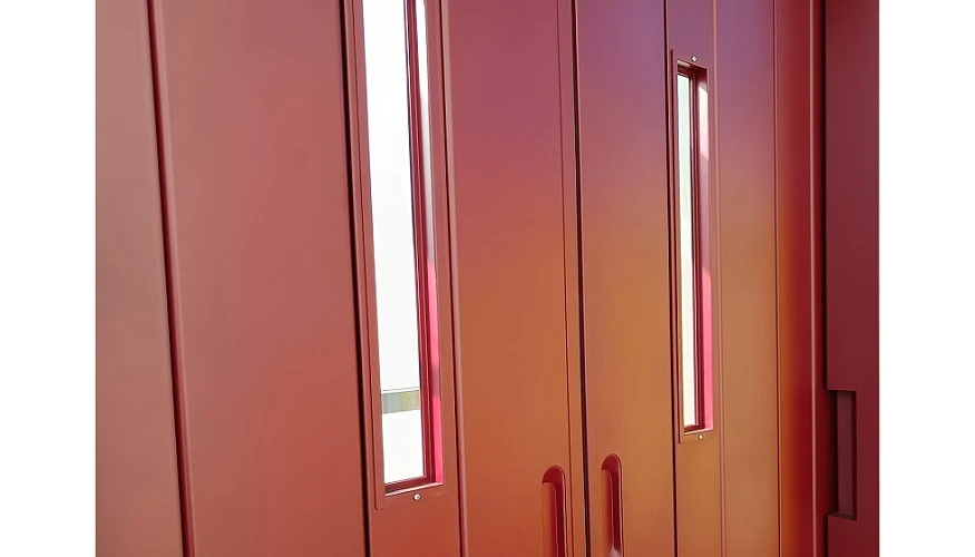 Modernización de puertas de montacoches con espacio limitado: solución técnica con puertas metálicas Albero a medida